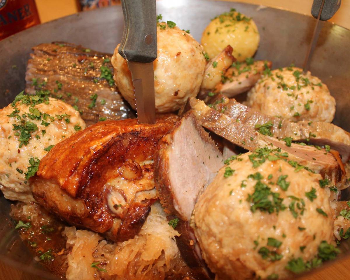 Reindl Braten Knödl Soße