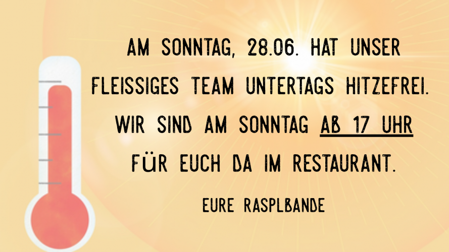 Zwei Personen sitzen am Steeg und genießen die Aussicht auf den See