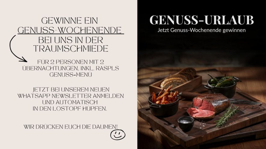 Zwei Personen sitzen am Steeg und genießen die Aussicht auf den See